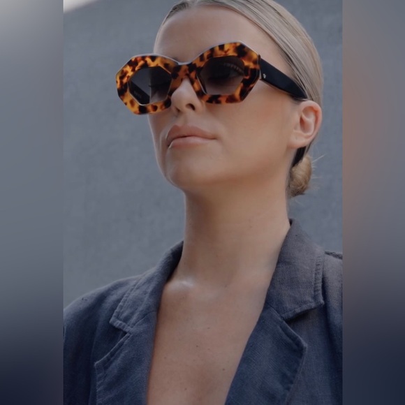 Valley OPERA Sunglasses - black/tort, gold hardware & black gradient lenses - Picture 10 of 16